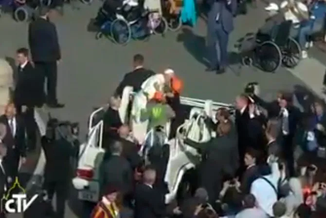 [VIDEO] Papa Francisco invita a dos niños a subir al papamóvil