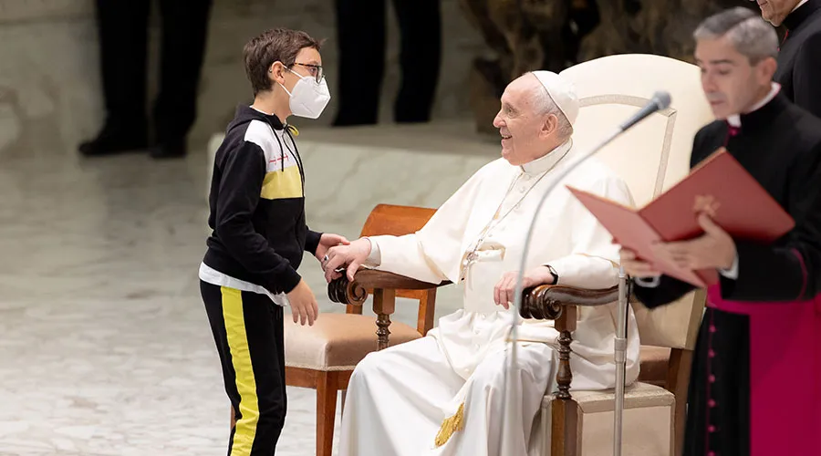 El Papa Francisco con Paolo Bonavita en su audiencia general en la Sala Pablo VI del Vaticano, 20 de octubre de 2021 | Crédito: Vatican Media