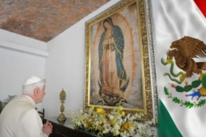 Benedicto XVI ora ante Virgen de Guadalupe durante segundo día en México