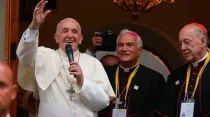 El Papa Francisco en la Nunciatura Apostólica en Perú acompañado de Mons. Nicola Girasoli y el Cardenal Cipriani. Foto: Agencia ANDINA (César García)