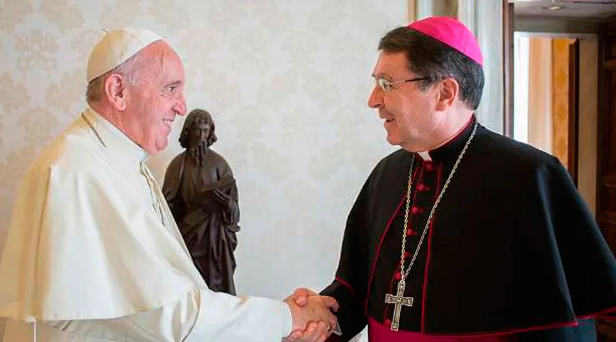 El Papa Francisco y el Nuncio Christophe Pierre. Foto: L'Osservatore Romano?w=200&h=150