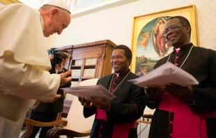 El Papa Francisco se reu00fane con la Conferencia Episcopal de Benu00edn, u00c1frica, en la Ciudad del Vaticano el 27 de abril de 2015. Cru00e9dito: Vatican Media 