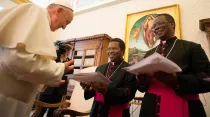 El Papa Francisco se reúne con la Conferencia Episcopal de Benín, África, en la Ciudad del Vaticano el 27 de abril de 2015. Crédito: Vatican Media