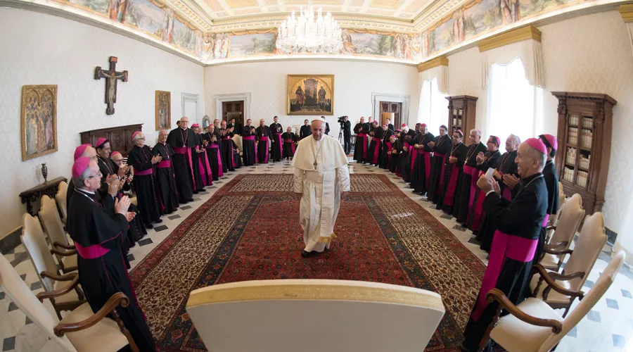 El Papa junto a los Obispos de Ecuador. Foto: L'Osservatore Romano?w=200&h=150