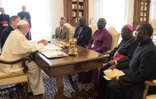El Papa durante un encuentro con jefes religiosos de Sudán del Sur en 2016 