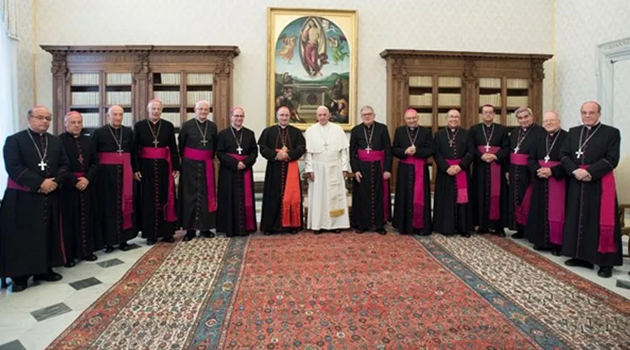 El Papa Francisco y los obispos de Uruguay. Foto: L'Osservatore Romano?w=200&h=150