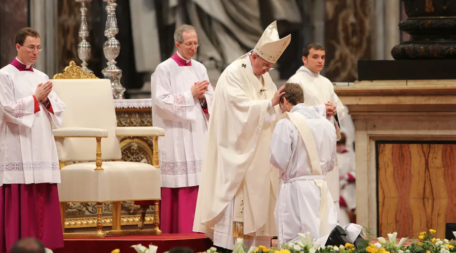 El Papa en la ordenación de 2015. Foto: Petrik Bohumil / ACI Prensa?w=200&h=150