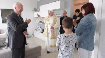 El Papa Francisco visita a una familia en la periferia de Roma / Foto: L'Osservatore Romano