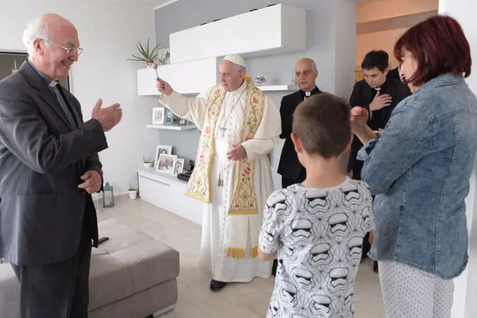 Viernes de Misericordia: Visita sorpresa del Papa a familias de la periferia de Roma