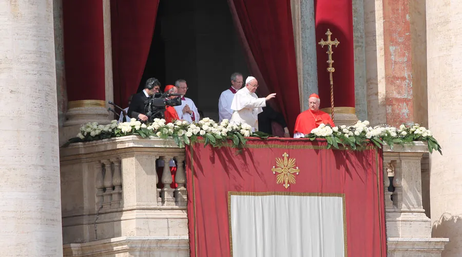 El Papa saluda a los fieles. Foto: Martha Calderón / ACI Prensa