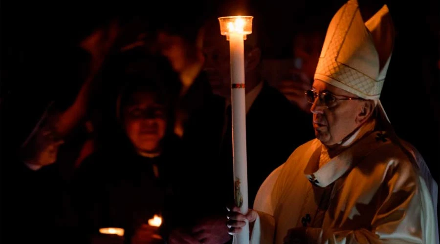 El Papa durante el lucernario en la Vigilia. Foto: Daniel Ibáñez / ACI Prensa?w=200&h=150