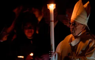 El Papa durante el lucernario en la Vigilia. Foto: Daniel Ibáñez / ACI Prensa 