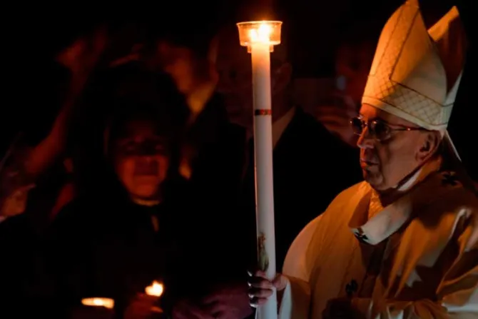 El Papa en la Vigilia Pascual: La resurrección nos invita a romper la rutina y renovarnos