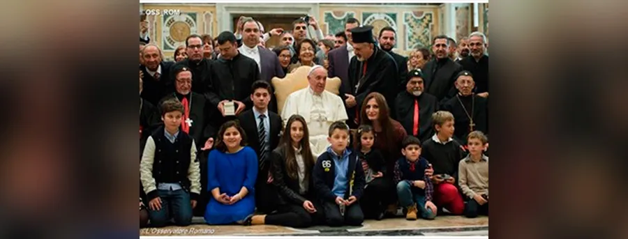 El Papa Francisco con el Patriarca siro-católico y otros fieles más en el Vaticano (Foto L'Osservatore Romano)?w=200&h=150
