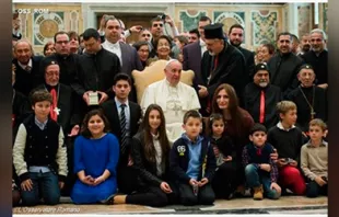 El Papa Francisco con el Patriarca siro-católico y otros fieles más en el Vaticano (Foto L'Osservatore Romano) 