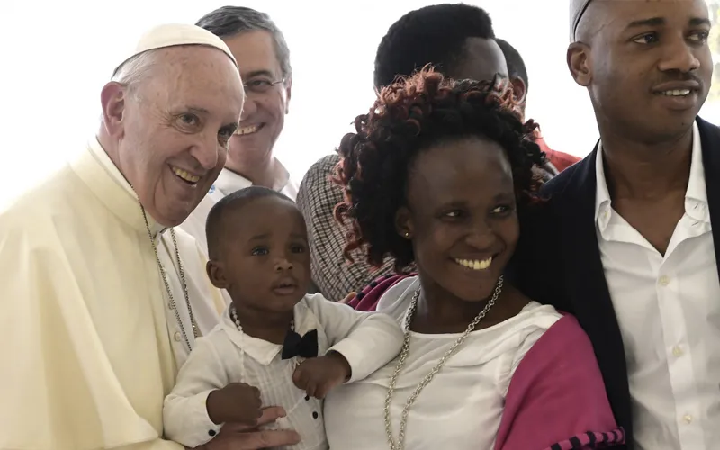 Imagen referencial. El Papa Francisco bendice personas africanas. Foto: Vatican Media / ACI