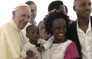 Imagen referencial. El Papa Francisco bendice personas africanas. Foto: Vatican Media / ACI 