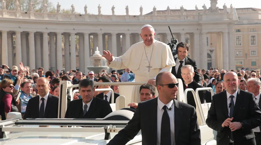 El Papa saluda a los fieles. Foto: Daniel Ibáñez / ACI Prensa?w=200&h=150