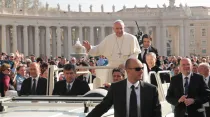 El Papa saluda a los fieles. Foto: Daniel Ibáñez / ACI Prensa