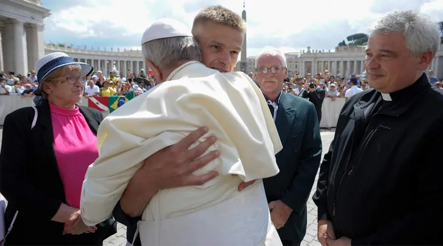El Papa da un abrazo a Tomasz Komenda, condenado injustamente a 20 años de cárcel. Foto: Vatican Media?w=200&h=150