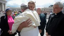 El Papa da un abrazo a Tomasz Komenda, condenado injustamente a 20 años de cárcel. Foto: Vatican Media