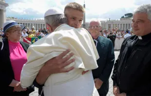 El Papa da un abrazo a Tomasz Komenda, condenado injustamente a 20 años de cárcel. Foto: Vatican Media 