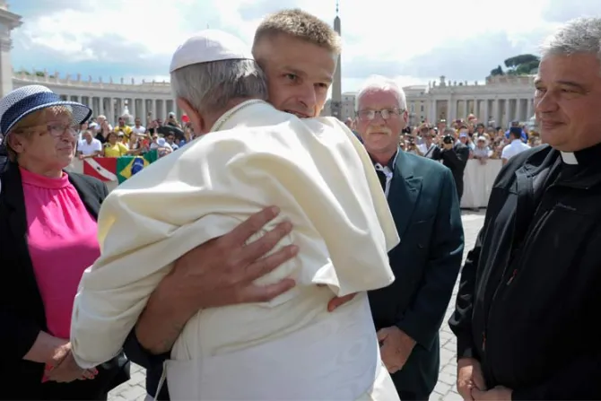 El Papa abraza a hombre inocente que pasó 20 años en la cárcel
