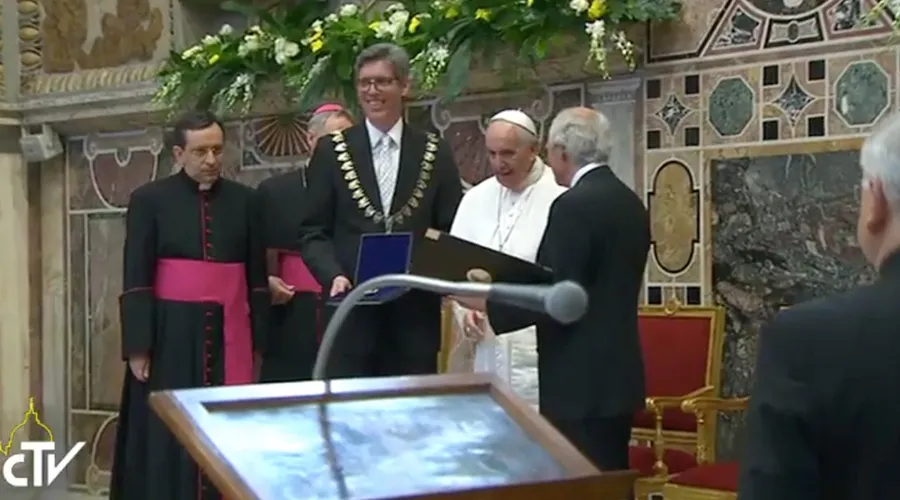 El Papa recibe el Premio. Foto: Captura Youtube?w=200&h=150