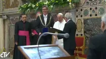 El Papa recibe el Premio. Foto: Captura Youtube