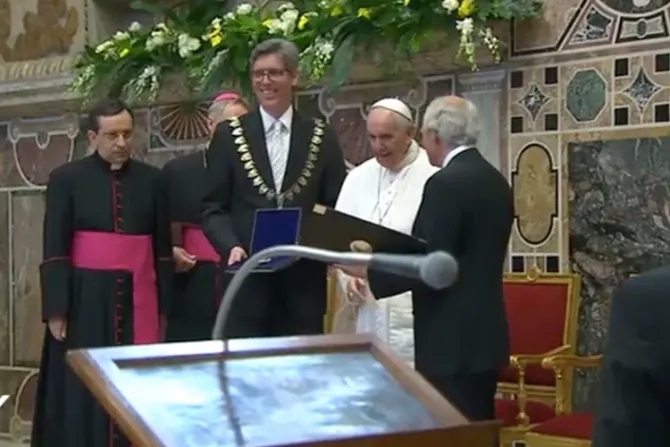 Papa Francisco recibe el Premio Carlomagno 2016 por su contribución a la paz