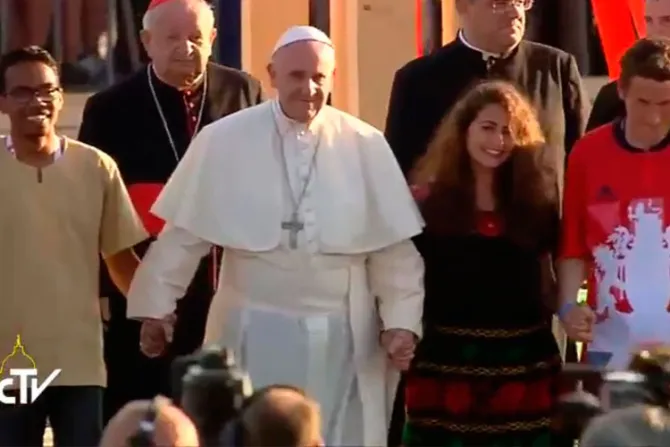 VIDEO: El Papa cruza con jóvenes Puerta Santa del Campo de la Misericordia en JMJ Cracovia