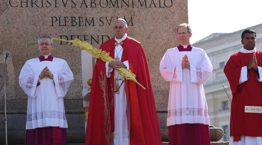El Papa sujeta un ramo durante la celebración. Foto: Daniel Ibáñez / ACI Prensa