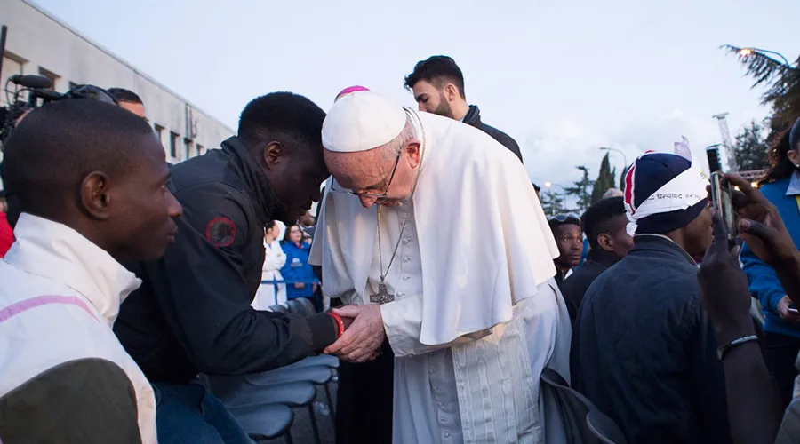 Papa Francisco junto a refugiados / Crédito: L’Osservatore Romano ?w=200&h=150