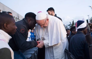 Papa Francisco junto a refugiados / Cru00e9dito: Lu2019Osservatore Romano  