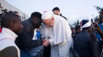 Papa Francisco junto a refugiados / Crédito: L’Osservatore Romano 