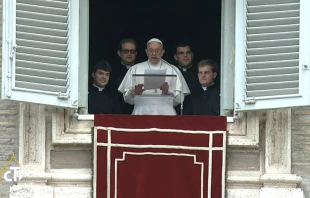 El Papa durante el Regina Coeli acompau00f1ados de los nuevos sacerdotes. Foto: Captura Youtube 