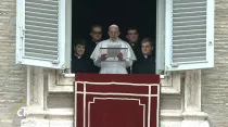El Papa durante el Regina Coeli acompañados de los nuevos sacerdotes. Foto: Captura Youtube