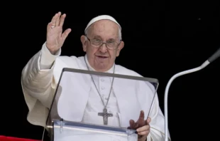 El Papa Francisco pronunciu00f3 un discurso antes de rezar el Regina Coeli el domingo 16 de abril de 2023. Cru00e9dito: Vatican Media 