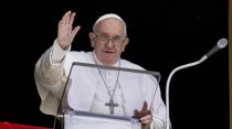 El Papa Francisco pronunció un discurso antes de rezar el Regina Coeli el domingo 16 de abril de 2023. Crédito: Vatican Media