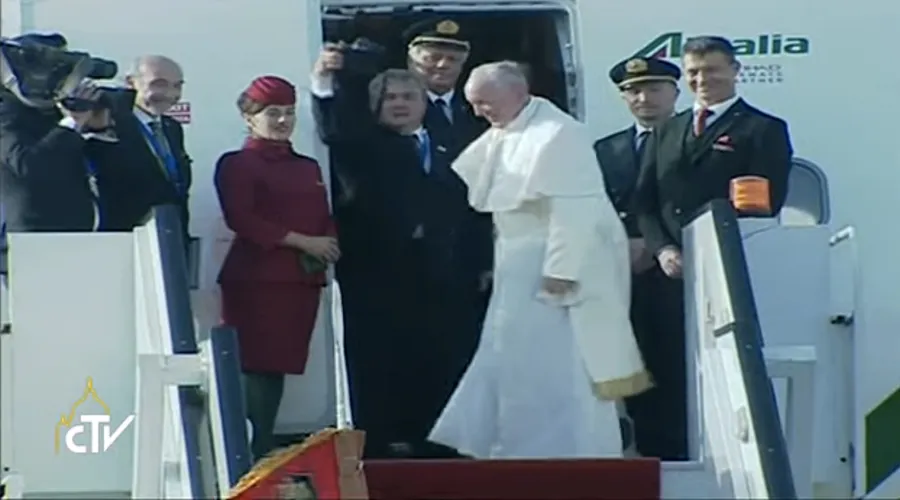 El Papa sube al avión que le lleva de regreso a Roma. Foto: Captura Youtube?w=200&h=150
