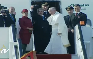 El Papa sube al aviu00f3n que le lleva de regreso a Roma. Foto: Captura Youtube 