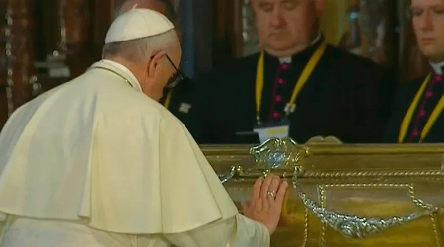 El Papa Francisco rezando ante las reliquias de los santos peruanos / Foto: Captura YouTube