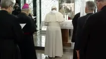El Papa Francisco reza ante las reliquias de Madre Teresa. Foto: Captura YouTube