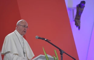El Papa Francisco rezando ante el Cristo Roto de Bojayu00e1 / Foto: Efrau00edn Herrera - Presidencia de Colombia 