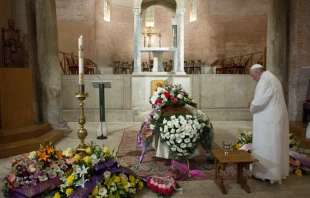 El Papa ora por Miriam Woldu. Foto: L'Osservatore Romano 