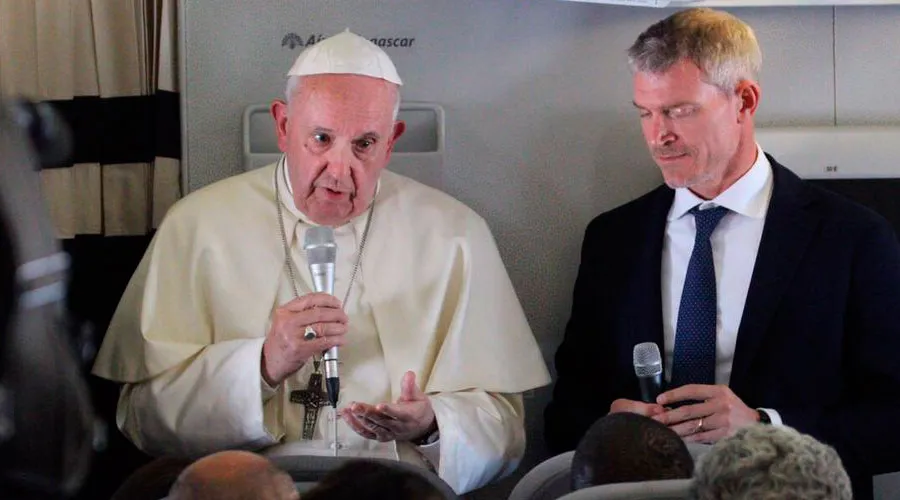 El Papa Francisco en la rueda de prensa de regreso de África. Crédito: Edward Pentin / ACI