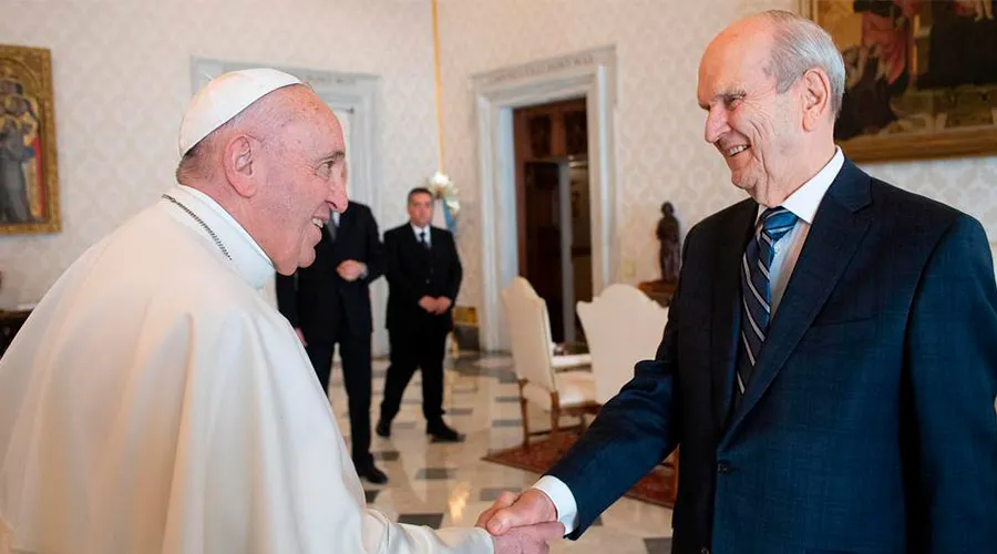 El Papa Francisco recibe a líder de la iglesia mormona en el Vaticano