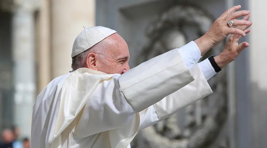 El Papa Francisco saluda a sordos / Foto: Daniel Ibáñez (ACI Prensa)
