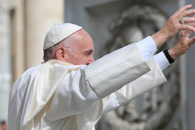 VIDEO: Papa Francisco improvisa saludo a sordos en lenguaje de señas 