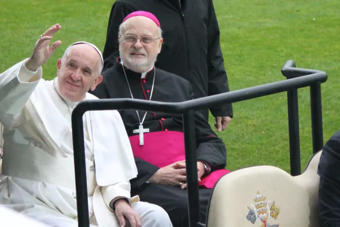 Sean sal y luz en medio de este mundo, pide Papa Francisco desde Suecia en el Ángelus